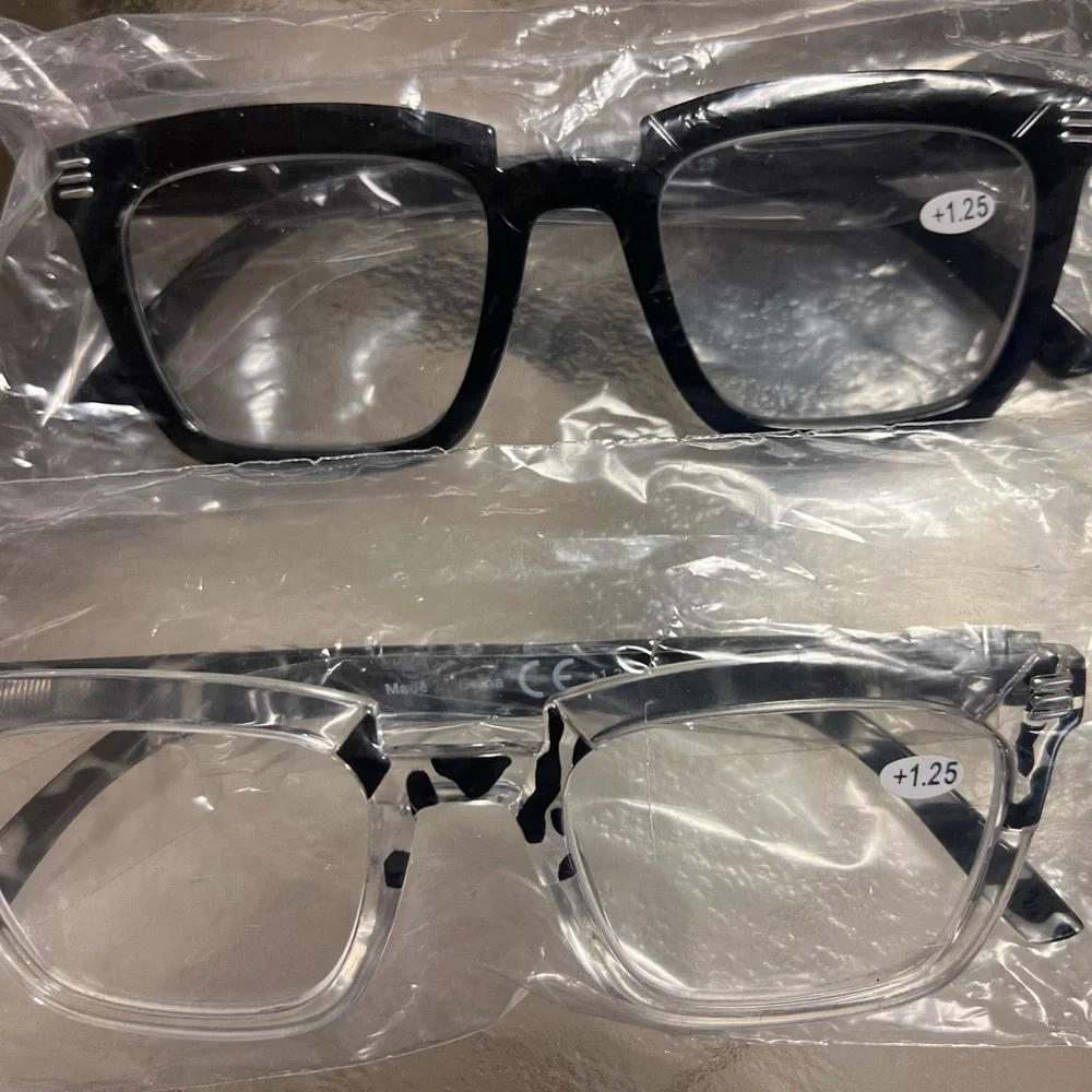 Stylish Black and Clear Reading Glasses  1.25 - Picture 3 of 5